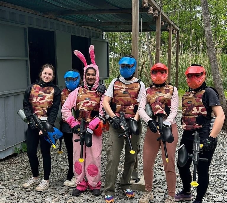 Groupe de joueurs en équipement de paintball chez Corsican Paintball à Castellare di Casinc
