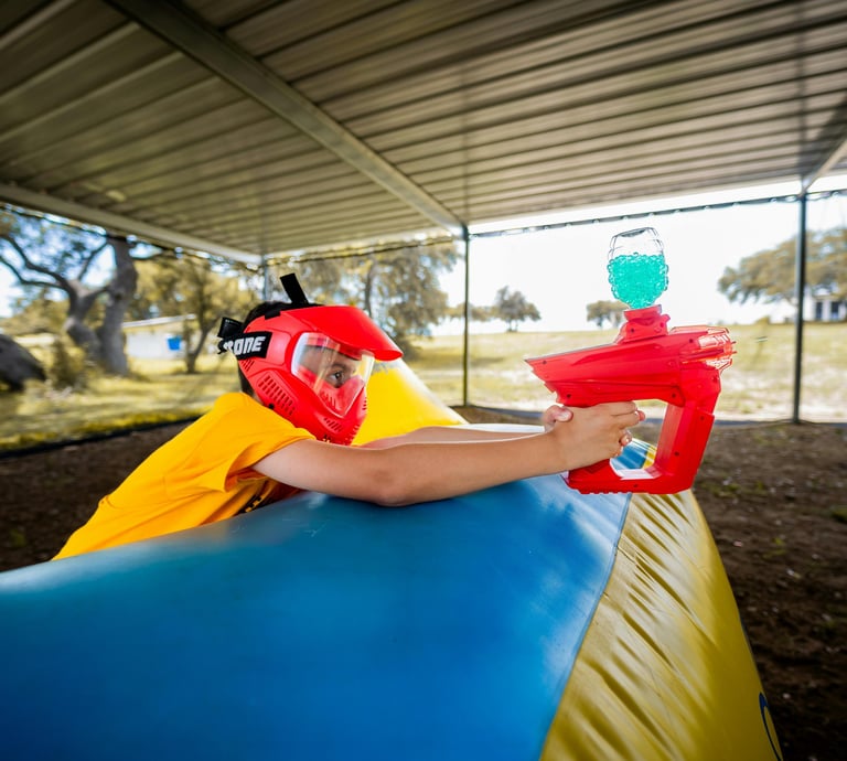 Enfant jouant au paintball en Corse à Anghione avec un pistolet avec des gelly ball
