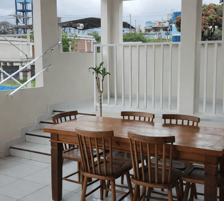 Mesa com Cadeiras e Plantas