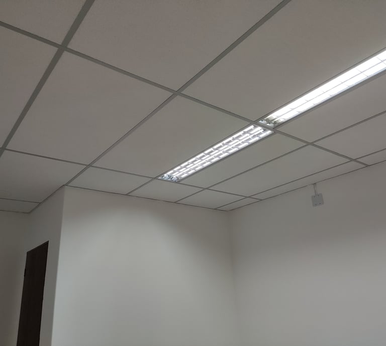 Forro acústico e removível, luminárias em led.