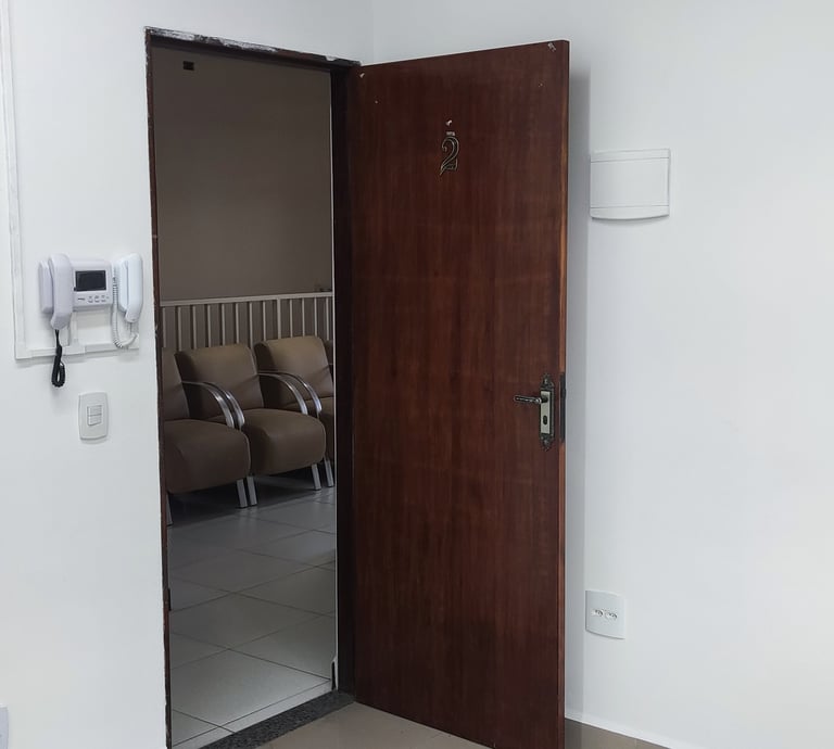 sala com interfone e com câmera