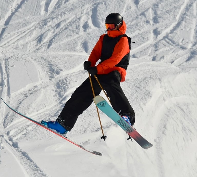 skieur en plein saut avec batons en bambou alpine legacy