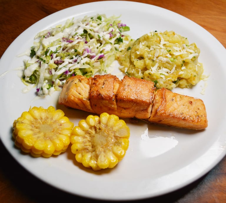 Salmón al ajillo, filete de salmón con ajo, plato de salmón al ajillo, especialidad de mariscos en R