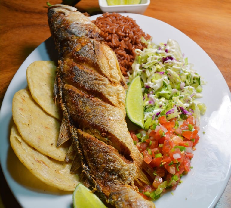 Curvina entera frita, pescado frito tradicional, plato de curvina frita, especialidad de mariscos en