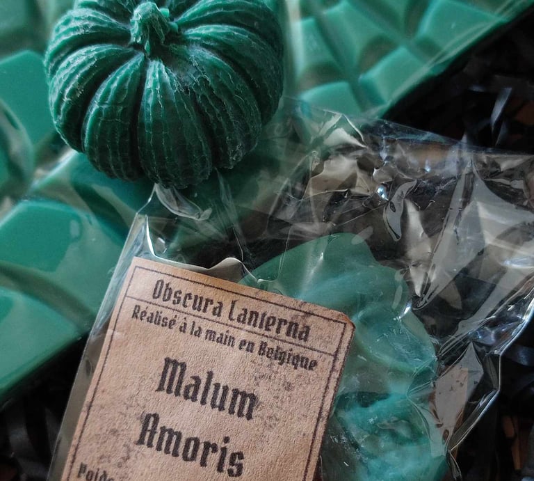 Image de trois fondants sous différentes forme, au parfum Malum Amoris, couleur verte.