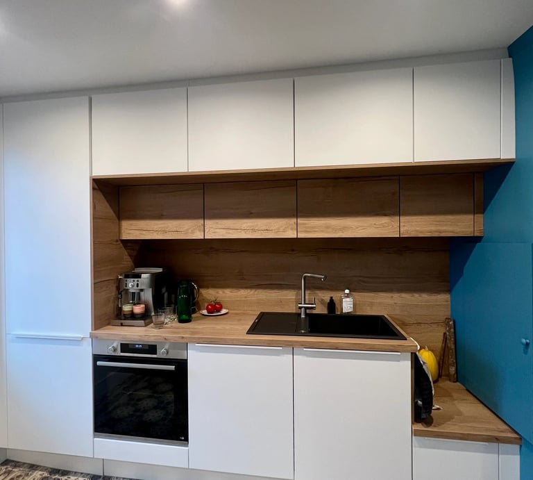 Cuisine blanche et bois sur mesure avec rangements intégrés près de Caen - Baïa Home