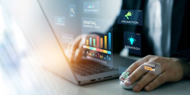 Una persona desde su computadora creando estrategias de marketing digital