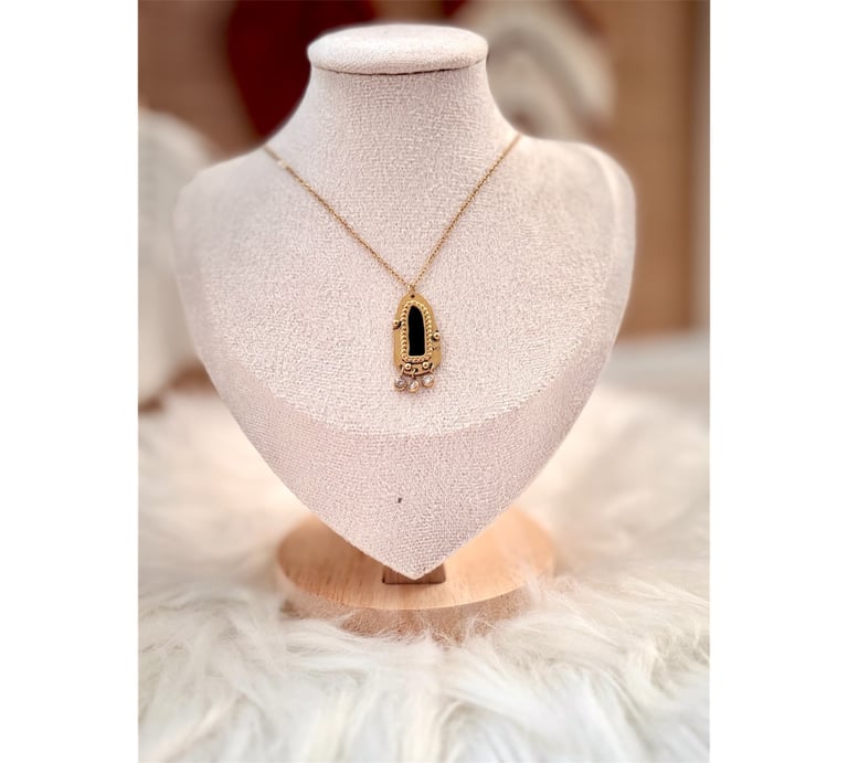 collier avec pierre naturelle noir ou blanc