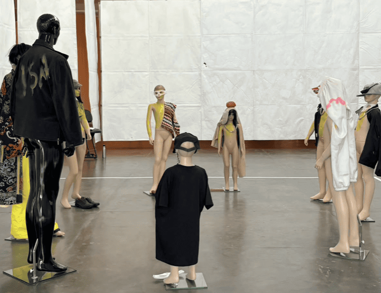 A artista utiliza manequins em tamanho real, vestindo-os com suas próprias roupas usadas.