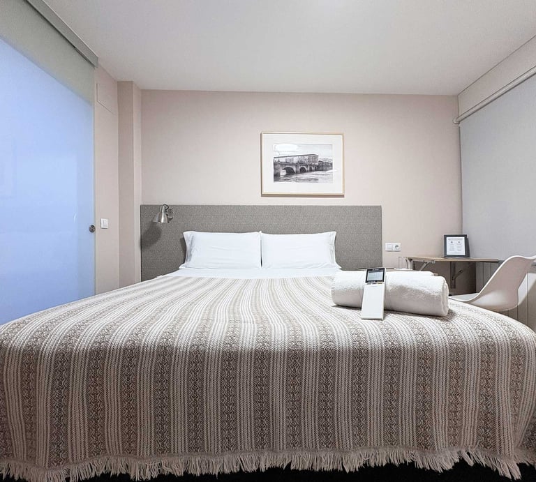 Pensión Laurel Logroño – Habitación doble cómoda y luminosa