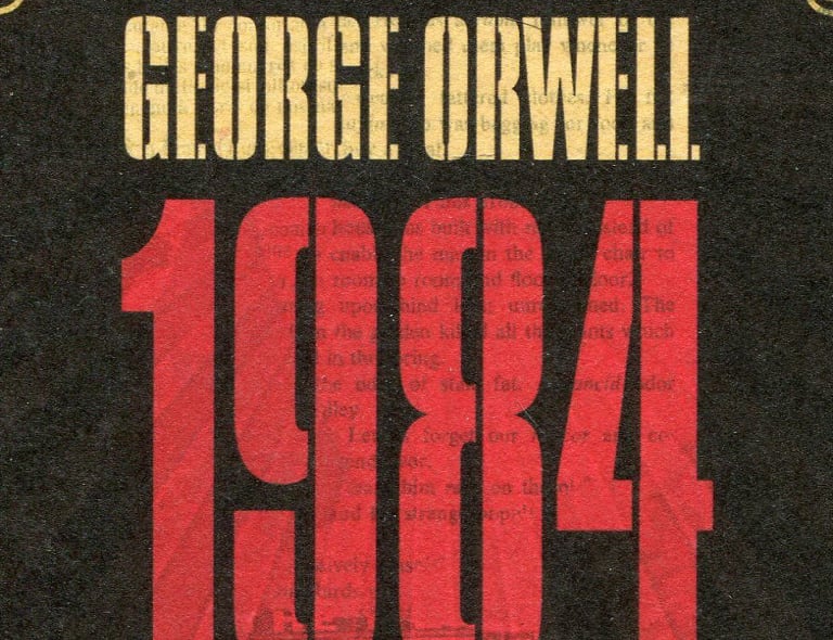 Baner da capa do livro 1984 de George Orwell