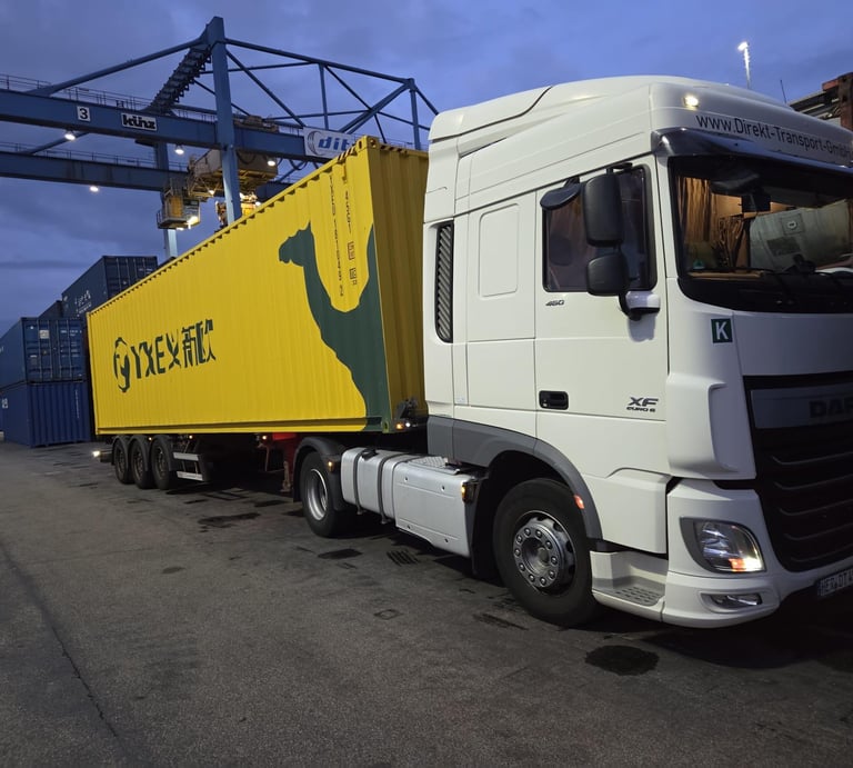 LKW Beladung mit Überseecontainer im Duisburg im Hafen DIT