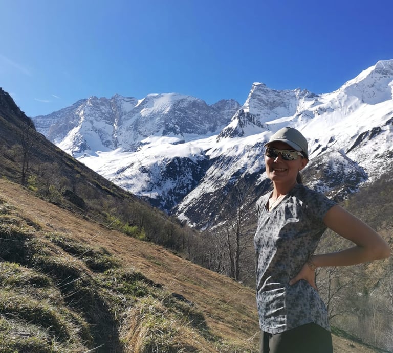 Randonneuse à la montagne avec casquette et lunettes de soleil