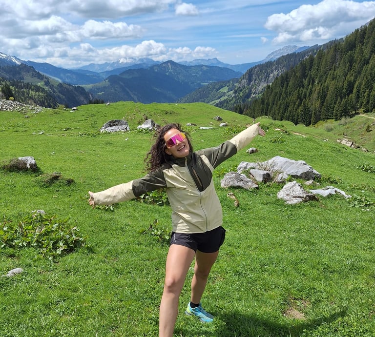 Jeune femme en tenue de sport dans un paysage de montagne