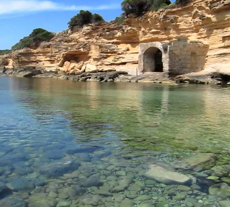 Cala Camps Vell It is a beautiful circular cove with a mixture of small pebbles and sand.