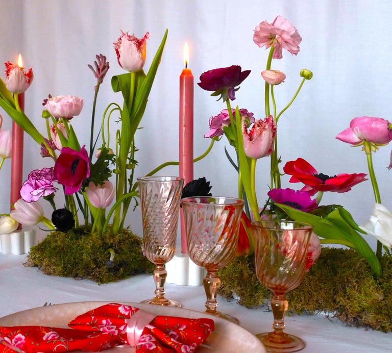 table végétale en mousse naturelles et fleurs de saison pour la Saint Valentin