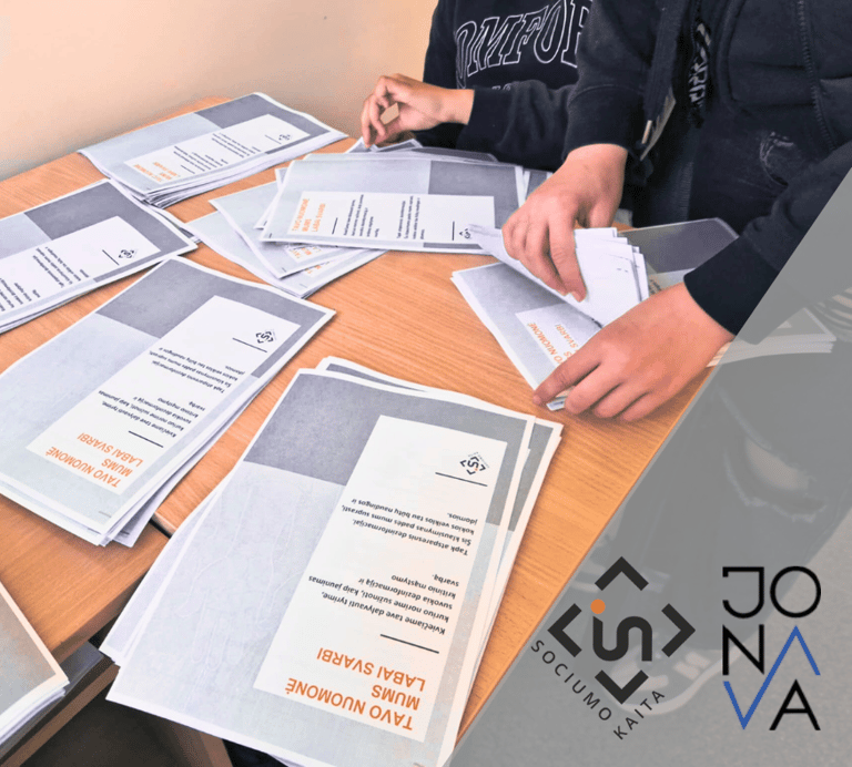 Ant stalo klausimynai ir juos tvarkančios rankos