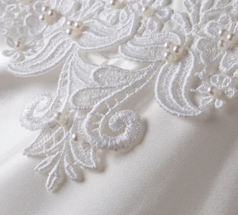 Rongzhiyue: White lace with pearls