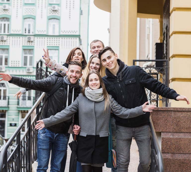Team building komanda pozuoja mieste