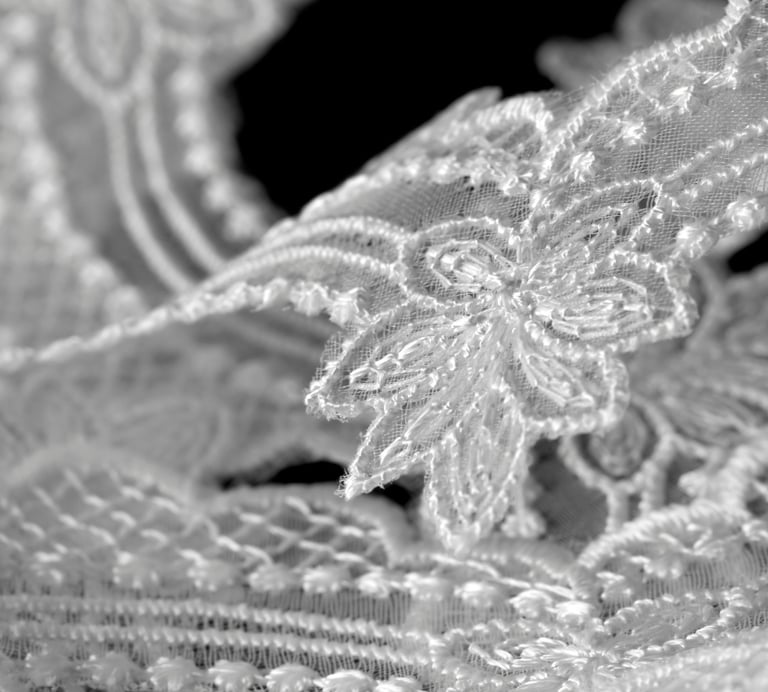 Rongzhiyue: White lace detail