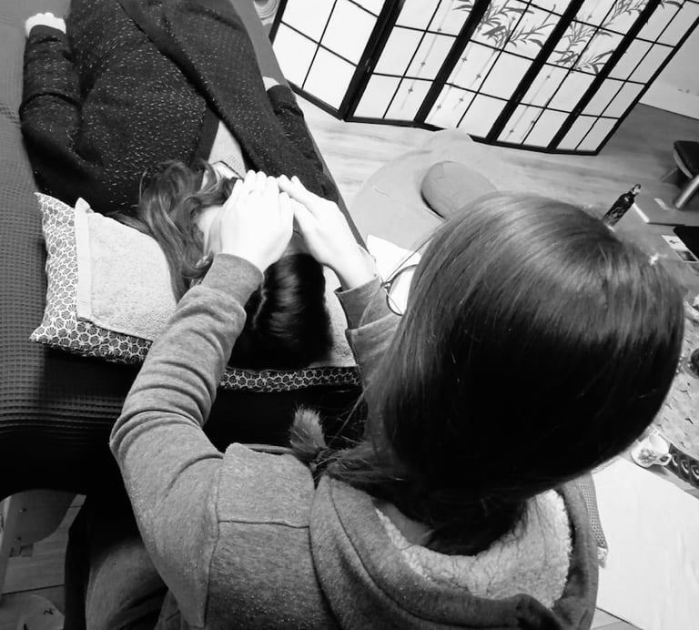 femme qui donne un soin energetique a une autre femme lors d'une formation magnetisme à nantes avec Christophe Meunier