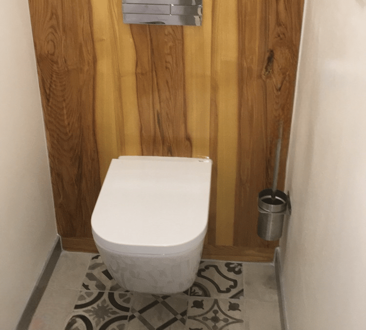 toilette suspendue avec fond en chêne lasurée