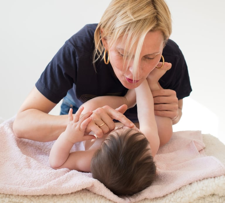 Massage bébé doux pour apaiser, renforcer le lien et favoriser le bien-être dès la naissance.