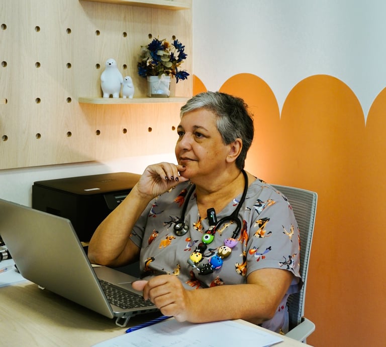 Médica Pediatra Eema Indaiatuba em consulta humanizada com mãe e bebê.