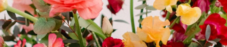 Centre de table fine art renoncules rose jaune