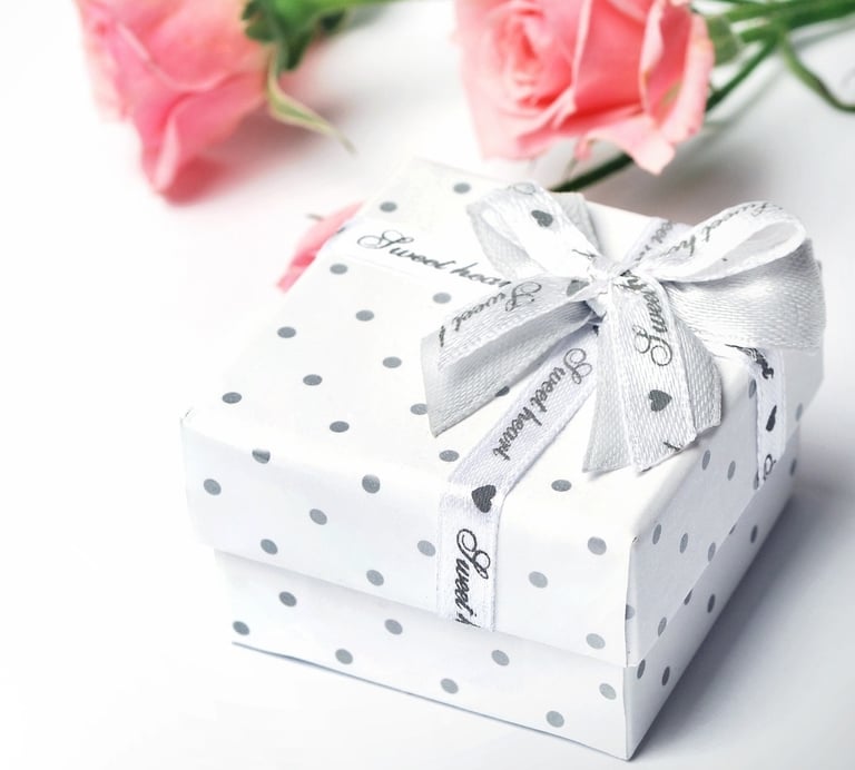 Rongzhiyue: white with sweet heart ribbons for gift wrap