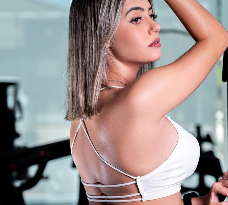 Rongzhiyue: Woman in white sports bra with strip