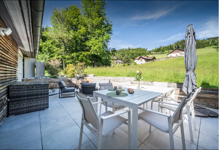 terrasse et vue du gîte bois joli