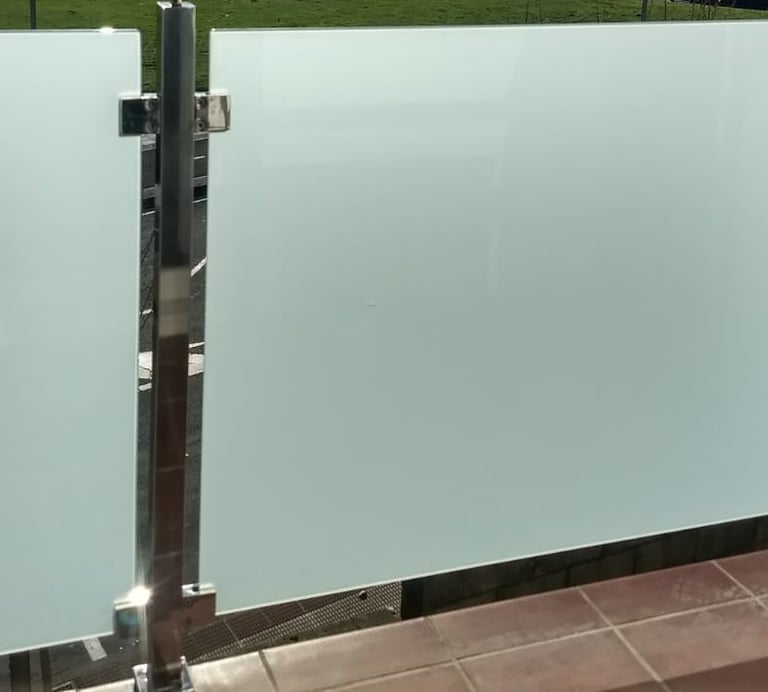 Barandilla de vidrios con postes Inox.