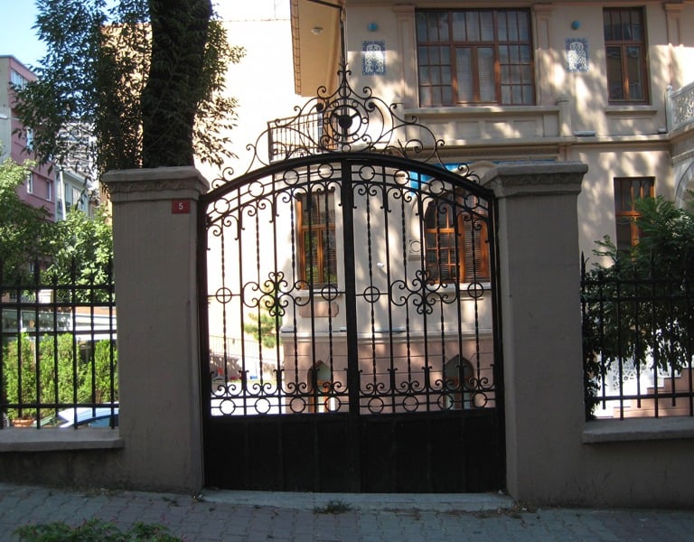 Portail de garage en fer forgé noir et or