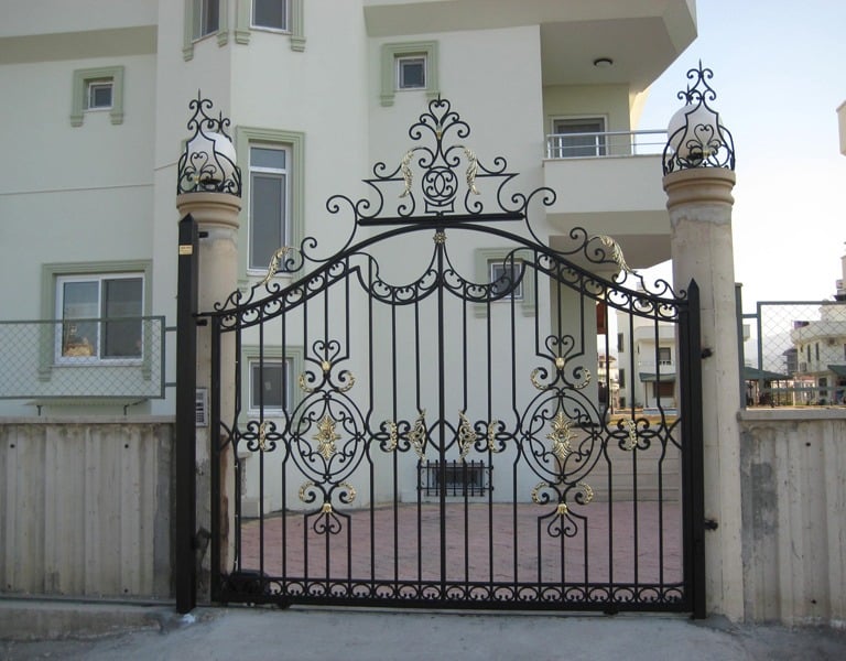 Portail de garage en fer forgé noir et or
