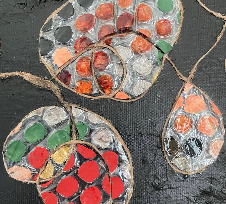 Détails de la toile acrylique et collage aux tons chauds sur fond noir intitulée "Odyssée des sirènes" 