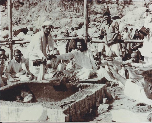 Shri Babaji compie un'offerta al fuoco sacro
