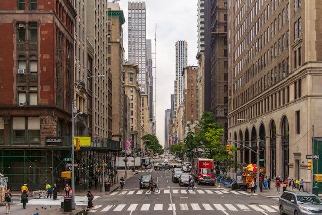 Rua urbana movimentada entre prédios altos em Midtown Manhattan