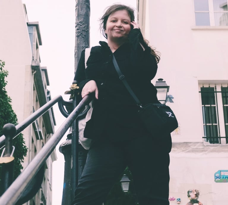 Portrait d'une femme, à Montmartre, en haut des marches  