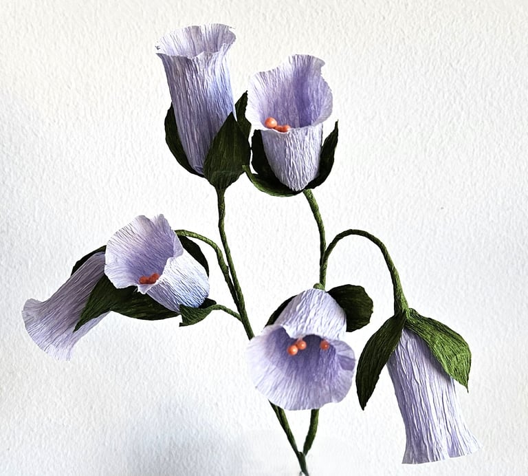 Deze paarse kelkjes zijn gemaakt van papier en staat prachtig in een boeketje.