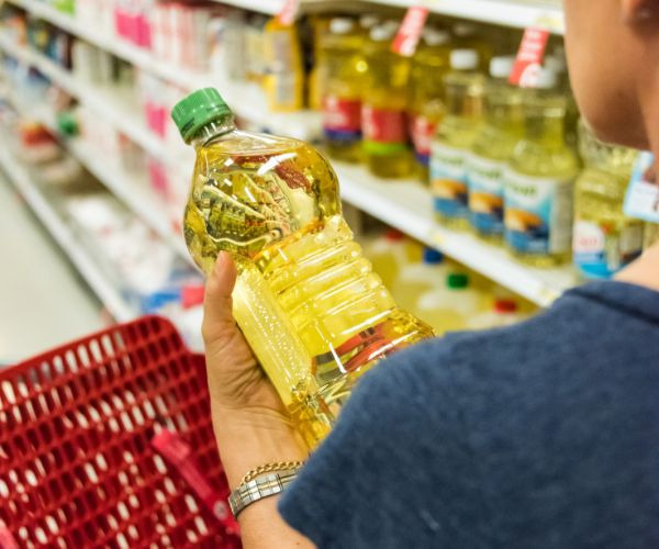 woman shopping for cooking oil