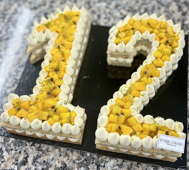 Un gâteau d'anniversaire à la mangue en forme de chiffres représentant douze ans