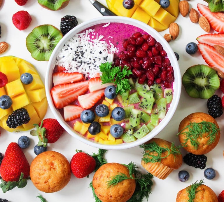 un tazón de frutas y nueces sobre una mesa