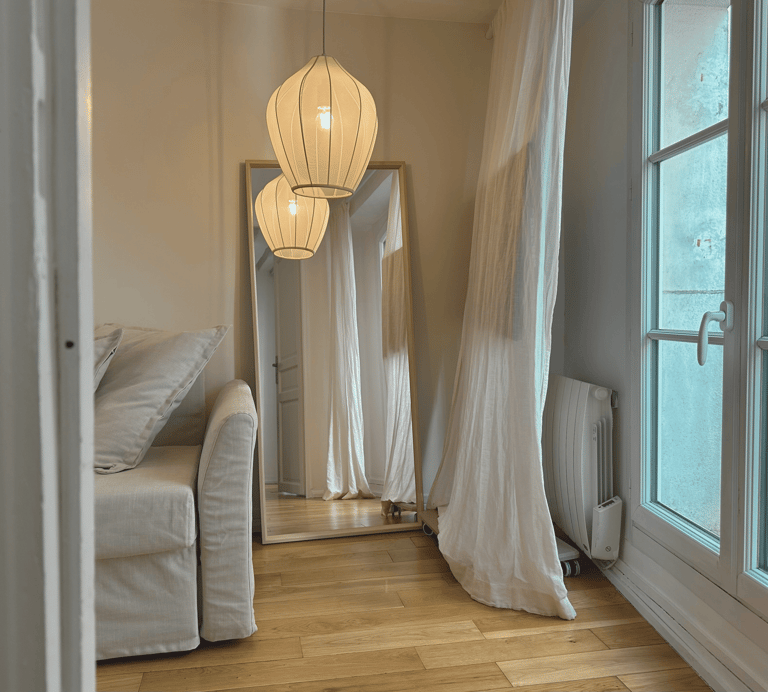 Salon beige avec lumière tamisé et miroir