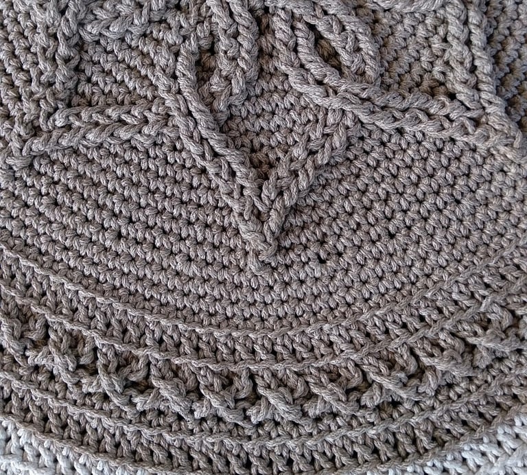 Rongzhiyue: Gray crochet pattern close-up