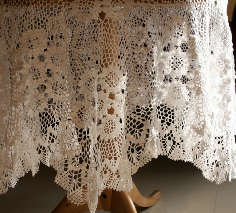 Rongzhiyue: White crochet tablecloth
