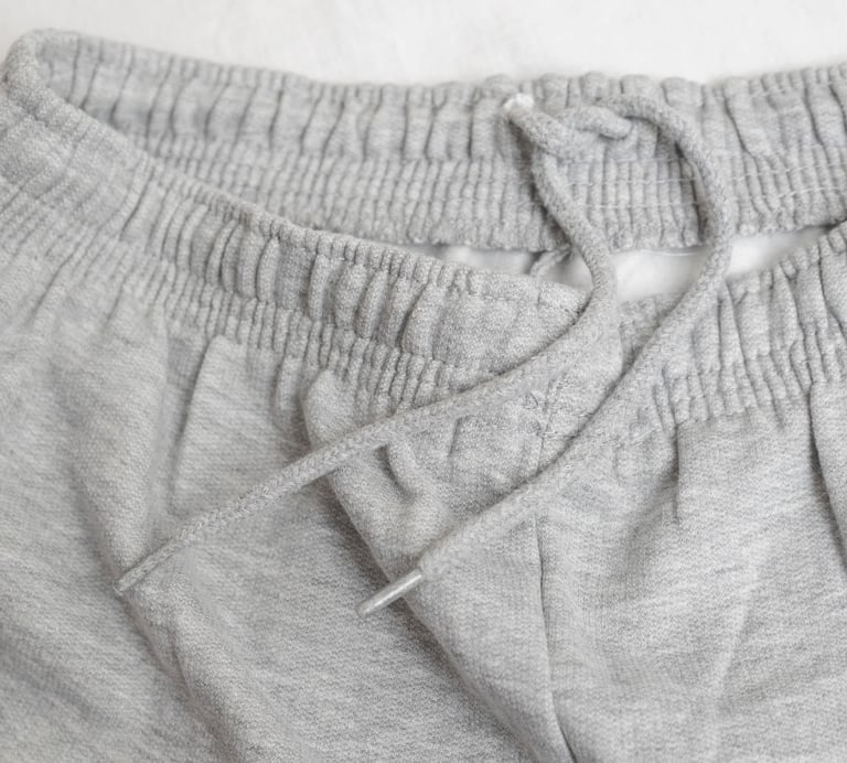 Rongzhiyue: Elastic waistband on grey sweatpants