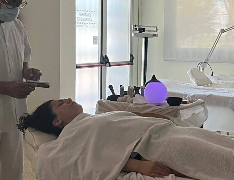 Una mujer está siendo examinada por un especialista del masaje.