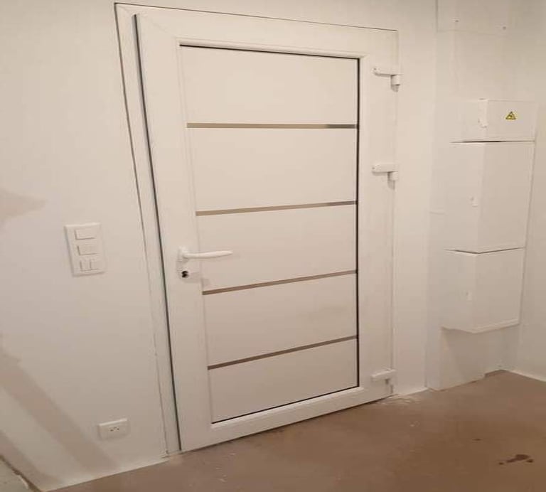 Pose de porte d'entrée en aluminium