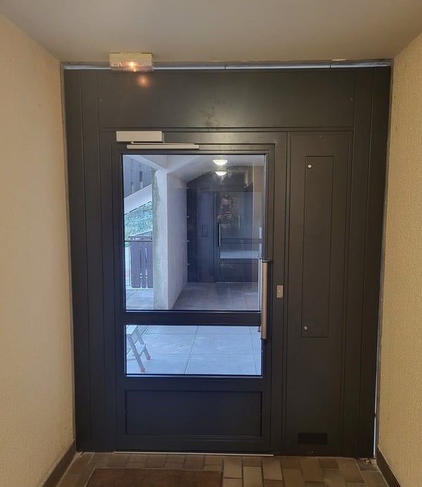 Porte d'entrée métallique pour immeuble résidentiel